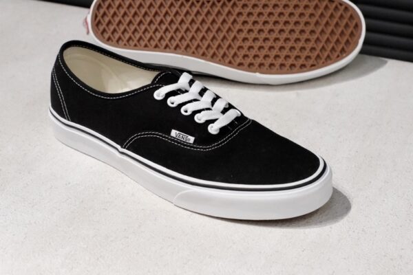 Sepatu Vans Authentic: Ikonik dan Nyaman untuk Gaya Sehari-hari